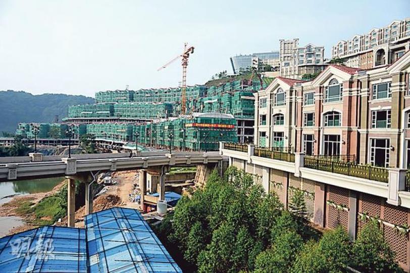 長實及和黃合資進軍廣州的首個樓盤御湖名邸佔地23公頃,分4期建成453幢別墅及316個單位,第1期尚未入伙,第2期已完工,現時第3、4期仍繼續施工。 (葉家豪攝)今日數十名御湖名邸的業主會來港到長江中心抗議,要求取消交易,並準備了印上反對建焚化爐標語的T恤。圖為日前眾人開會後合照。 (葉家豪攝) 長實及和黃合資進軍廣州的首個樓盤御湖名邸佔地23公頃,分4期建成453幢別墅及316個單位,第1期尚未入伙,第2期已完工,現時第3、4期仍繼續施工。 (葉家豪攝)今日數十名御湖名邸的業主會來港到長江中心抗議,要求取消交易,並準備了印上反對建焚化爐標語的T恤。圖為日前眾人開會後合照。 (葉家豪攝)