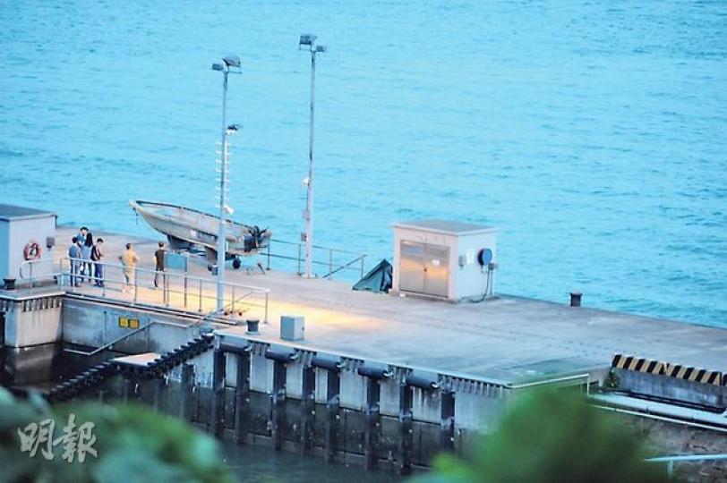 手纏鎖鏈及啞鈴的浮屍被運往大欖水警基地,用帳篷遮掩,其間重案組探員到場調查是否有可疑。(樊銳昌攝) 手纏鎖鏈及啞鈴的浮屍被運往大欖水警基地,用帳篷遮掩,其間重案組探員到場調查是否有可疑。(樊銳昌攝)
