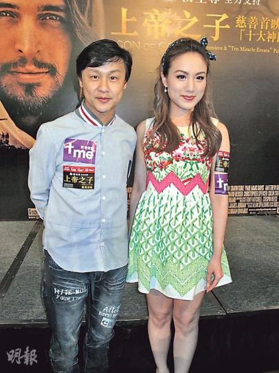 鄭敬基與瑪姬不避嫌結伴睇首映,鄭敬基更指瑪姬是他的「閨蜜」。(攝影/記者﹕柯美)鄭敬基用手指篤瑪姬面部驗證,力證對方沒整容。(攝影/記者﹕柯美) 鄭敬基與瑪姬不避嫌結伴睇首映,鄭敬基更指瑪姬是他的「閨蜜」。(攝影/記者﹕柯美)鄭敬基用手指篤瑪姬面部驗證,力證對方沒整容。(攝影/記者﹕柯美)