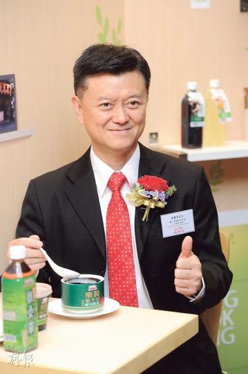 本地涼茶舖鴻福堂擬於下周一(23日)公開招股,集資約2億元,入場費2626元。圖為鴻福堂主席兼執行董事謝寶達。(胡景禧攝) 本地涼茶舖鴻福堂擬於下周一(23日)公開招股,集資約2億元,入場費2626元。圖為鴻福堂主席兼執行董事謝寶達。(胡景禧攝)