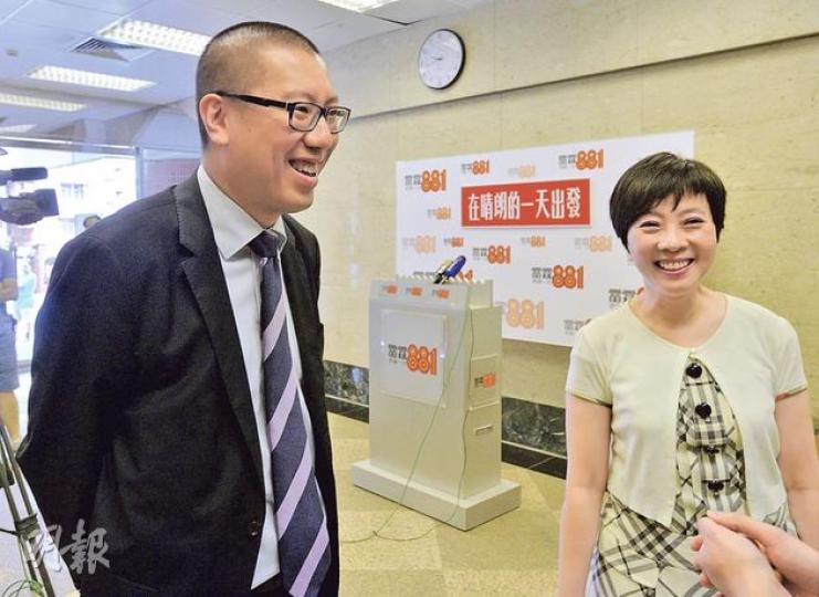 香港律師會憲制及人權事務委員會委員任建峰(左)與資深律師蔡家玲(右)昨在商台《在晴朗的一天出發》表示,收集到逾百律師會會員簽名,將向會長林新強提出不信任動議。(余俊亮攝) 香港中小型律師行協會會長陳曼琪(右二)昨聯同該會副會長盧懿杏(左二)、副會長黃國恩(右一)、理事何世坤(左一)等,開記者會回應白皮書,指《基本法》表述的愛國情操與司法獨立並無衝突,兩者相輔相成。(李紹昌攝) 香港律師會憲制及人權事務委員會委員任建峰(左)與資深律師蔡家玲(右)昨在商台《在晴朗的一天出發》表示,收集到逾百律師會會員簽名,將向會長林新強提出不信任動議。(余俊亮攝) 香港中小型律師行協會會長陳曼琪(右二)昨聯同該會副會長盧懿杏(左二)、副會長黃國恩(右一)、理事何世坤(左一)等,開記者會回應白皮書,指《基本法》表述的愛國情操與司法獨立並無衝突,兩者相輔相成。(李紹昌攝)