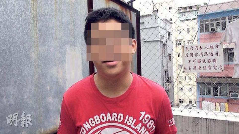 15歲少年因上周五參與立法會示威及網上發布文章,現背負5宗罪,他表示不後悔,但今天不會參與示威活動。(明報記者攝) 15歲少年因上周五參與立法會示威及網上發布文章,現背負5宗罪,他表示不後悔,但今天不會參與示威活動。(明報記者攝)
