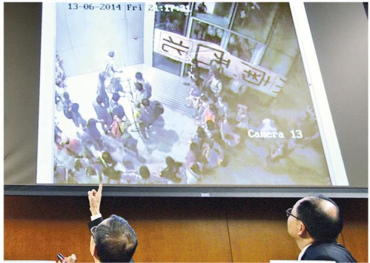 立法會主席曾鈺成(左)、秘書長陳維安等昨召開記者會講解今日保安措施,並播出上周五示威者衝擊立法會的閉路電視片段,可見當晚9時17分,約10人一同抬起鐵馬撞向防火門,撞擊多次後兩道門先後損毁。(盧翊銘攝) 立法會主席曾鈺成(左)、秘書長陳維安等昨召開記者會講解今日保安措施,並播出上周五示威者衝擊立法會的閉路電視片段,可見當晚9時17分,約10人一同抬起鐵馬撞向防火門,撞擊多次後兩道門先後損毁。(盧翊銘攝)
