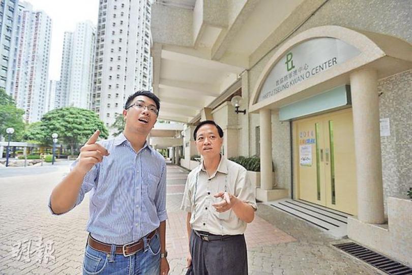 新民主同盟鍾錦麟(左)及民主黨林咏然(右)表示,有居民擔心6•22投票當天會有混亂,建議教協關閉正門(圖右方),他們又希望警方和教協可盡力協調當天秩序。(鄧宗弘攝) 新民主同盟鍾錦麟(左)及民主黨林咏然(右)表示,有居民擔心6•22投票當天會有混亂,建議教協關閉正門(圖右方),他們又希望警方和教協可盡力協調當天秩序。(鄧宗弘攝)