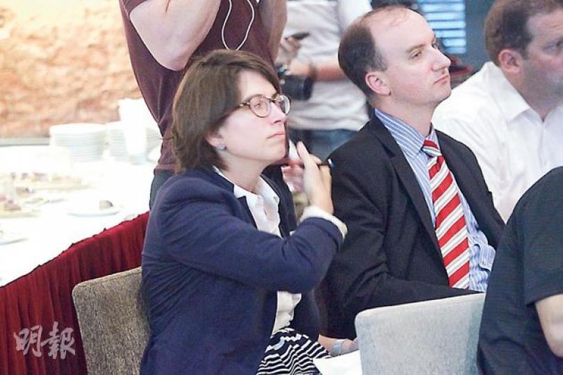 美國駐港副領事羅大成(右)昨現身金融界佔中記招,他表示對6•22投票沒有立場,亦不是要干預香港事務。圖左為澳洲駐港領事斯裴碧。(郭慶輝攝) 美國駐港副領事羅大成(右)昨現身金融界佔中記招,他表示對6•22投票沒有立場,亦不是要干預香港事務。圖左為澳洲駐港領事斯裴碧。(郭慶輝攝)