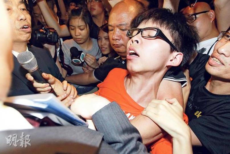 [3] 論壇結束後，港大保安明顯加強，黃之鋒希望再次狙擊林鄭之際，一度被多名港大職員夾擊，並被其中一人「箍頸」。（郭慶輝攝）