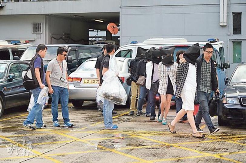 重案組探員在酒店房間破獲波纜中心,拘捕11人帶署。(蔡方山攝) 重案組探員在酒店房間破獲波纜中心,拘捕11人帶署。(蔡方山攝)
