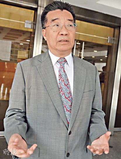 劉夢熊稱最近每次與父親通電話,父親均落淚。他說,不准他離港的保釋條件是「多餘、無稽」,又指自己「一身正氣」,有「百分百信心打贏官司」,更指令他受非人道對待的「主謀」最終「一定會受歷史譴責」。(劉焌陶攝) 劉夢熊稱最近每次與父親通電話,父親均落淚。他說,不准他離港的保釋條件是「多餘、無稽」,又指自己「一身正氣」,有「百分百信心打贏官司」,更指令他受非人道對待的「主謀」最終「一定會受歷史譴責」。(劉焌陶攝)