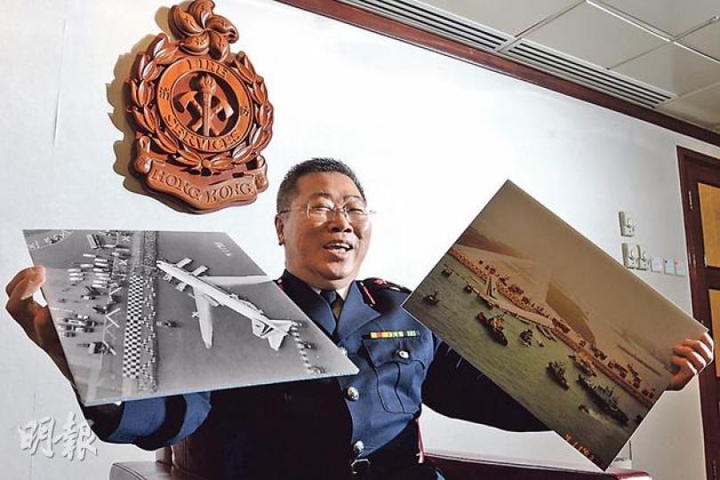 消防處長「鑫sir」陳楚鑫手揸嗰兩幅1993年華航空難嘅相,長期放喺佢辦公室,係佢37年消防生涯最難忘嘅事。(劉焌陶攝) 消防處長「鑫sir」陳楚鑫手揸嗰兩幅1993年華航空難嘅相,長期放喺佢辦公室,係佢37年消防生涯最難忘嘅事。(劉焌陶攝)