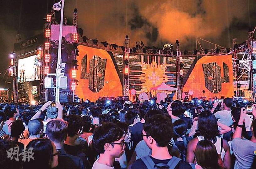 Imagine Dragons在露天停車場開騷招待5000觀眾,未開騷已趕香港傳媒離場。(攝影﹕鍾偉茵、梁迺楠、劉永銳 ) 現場高大保安驅趕香港傳媒,還用粗言對待。(攝影﹕鍾偉茵、梁迺楠、劉永銳 ) Imagine Dragons在露天停車場開騷招待5000觀眾,未開騷已趕香港傳媒離場。(攝影﹕鍾偉茵、梁迺楠、劉永銳 ) 現場高大保安驅趕香港傳媒,還用粗言對待。(攝影﹕鍾偉茵、梁迺楠、劉永銳 )