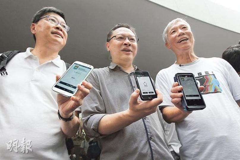 佔中發起人陳健民(左起)、戴耀廷和朱耀明,昨在佔中全民投票的啓動禮上,手持智能手機展示投票App呼籲投票。三人昨晚對於高投票人數表示鼓舞。(李紹昌攝)(明報製圖) 佔中發起人陳健民(左起)、戴耀廷和朱耀明,昨在佔中全民投票的啓動禮上,手持智能手機展示投票App呼籲投票。三人昨晚對於高投票人數表示鼓舞。(李紹昌攝)(明報製圖)