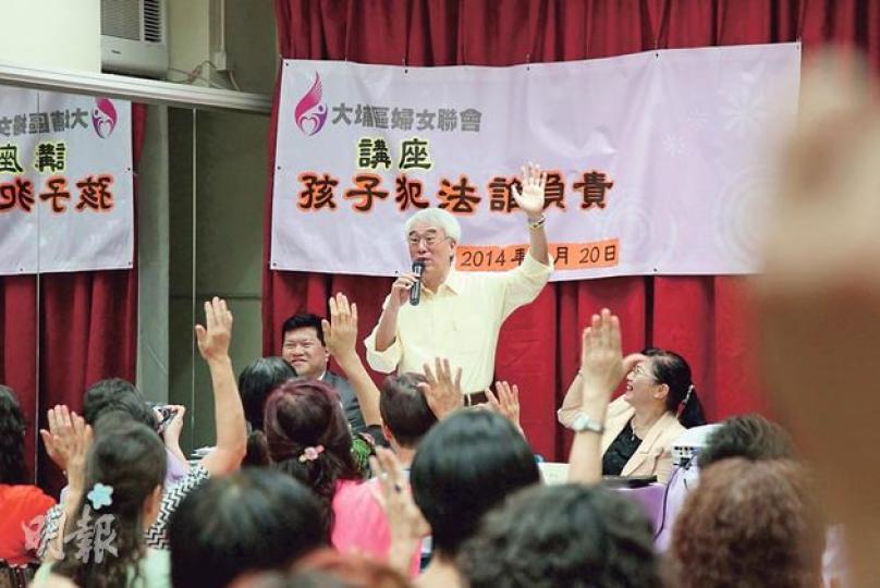 幫港出聲召集人周融(黃衣者)昨出席大埔區婦女聯會的講座,向約70名家長講解反對佔中的理據。講座末段,周融問家長會否向子女反映不要參與佔中,在場大部分家長舉手。(林俊源攝) 幫港出聲召集人周融(黃衣者)昨出席大埔區婦女聯會的講座,向約70名家長講解反對佔中的理據。講座末段,周融問家長會否向子女反映不要參與佔中,在場大部分家長舉手。(林俊源攝)