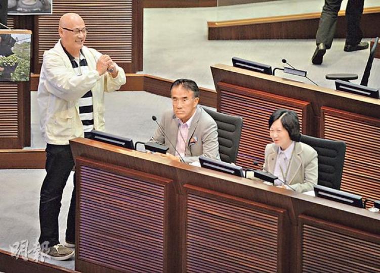 財委會主席吳亮星為了等建制派趕回會議廳投票,支持其縮短每議員的發言時間至1分鐘的議案,吳原宣布響起1分鐘的表決鐘聲,但他由開始到最終要求議員核對表決的時間,卻最少用了135秒,惹來泛民的不滿,最終新民黨葉劉淑儀(右)及田北辰(中)投反對票,令其議案未能通過,人力陳偉業(左)即笑着表示多謝。(盧翊銘攝) 財委會主席吳亮星為了等建制派趕回會議廳投票,支持其縮短每議員的發言時間至1分鐘的議案,吳原宣布響起1分鐘的表決鐘聲,但他由開始到最終要求議員核對表決的時間,卻最少用了135秒,惹來泛民的不滿,最終新民黨葉劉淑儀(右)及田北辰(中)投反對票,令其議案未能通過,人力陳偉業(左)即笑着表示多謝。(盧翊銘攝)