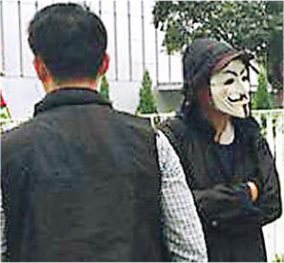 警方昨日截查戴V煞面具的示威者。(楊康琪攝)反東北發展集會現場不乏戴面具及口罩者,其中一名手持V煞面具的男子(右)向記者承認,上周五亦有到立法會外反東北,至於是否有份參與衝擊大樓,他回應說﹕「唔可以答你喎,廢事。」他又稱,帶面具是避免「畀人點相」。其身旁的友人亦有戴口罩。(李澤彤攝)有示威者昨日戴上防毒面罩(左右圖為同一人)到場。入夜後,部分戴口罩示威者引起警方注意,被警方包圍,馬寶寶社區農場成員卓佳佳立刻上前調停,但圖中示威者卻突然大叫「警察請保持冷靜!」又與警有肢體碰撞,終要卓勸止。本報記者 警方昨日截查戴V煞面具的示威者。(楊康琪攝)反東北發展集會現場不乏戴面具及口罩者,其中一名手持V煞面具的男子(右)向記者承認,上周五亦有到立法會外反東北,至於是否有份參與衝擊大樓,他回應說﹕「唔可以答你喎,廢事。」他又稱,帶面具是避免「畀人點相」。其身旁的友人亦有戴口罩。(李澤彤攝)有示威者昨日戴上防毒面罩(左右圖為同一人)到場。入夜後,部分戴口罩示威者引起警方注意,被警方包圍,馬寶寶社區農場成員卓佳佳立刻上前調停,但圖中示威者卻突然大叫「警察請保持冷靜!」又與警有肢體碰撞,終要卓勸止。本報記者