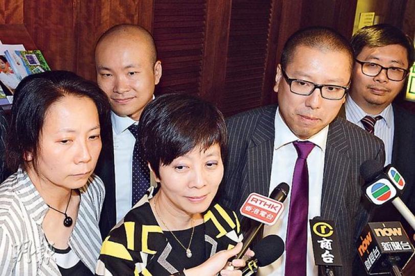律師會憲制及人權事務委員會委員任建峰(右二)等10多人,昨午正式向律師會遞交240名事務律師聯署,要求召開特別會員大會。(劉焌陶攝) 律師會憲制及人權事務委員會委員任建峰(右二)等10多人,昨午正式向律師會遞交240名事務律師聯署,要求召開特別會員大會。(劉焌陶攝)