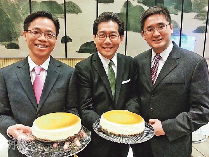 商務及經濟發展局長蘇錦樑(中)昨帶埋副局長梁敬國(左)、政治助理陳百里(右)同傳媒茶敘,局長太太仲出手為一眾行家準備咗芝士蛋糕。(周婷攝) 商務及經濟發展局長蘇錦樑(中)昨帶埋副局長梁敬國(左)、政治助理陳百里(右)同傳媒茶敘,局長太太仲出手為一眾行家準備咗芝士蛋糕。(周婷攝)