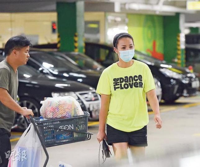 小恩子雖然戴了口罩,但一眼被認出,她亦打扮輕鬆到超市入平貨。(攝影﹕劉永銳)購物滿載而歸的黎瑞恩,在司機及保母陪同下一起到停車場取車。(攝影﹕劉永銳)小恩子在日式百貨超市購物,一於做慳家師奶。(攝影﹕劉永銳) 小恩子雖然戴了口罩,但一眼被認出,她亦打扮輕鬆到超市入平貨。(攝影﹕劉永銳)購物滿載而歸的黎瑞恩,在司機及保母陪同下一起到停車場取車。(攝影﹕劉永銳)小恩子在日式百貨超市購物,一於做慳家師奶。(攝影﹕劉永銳)