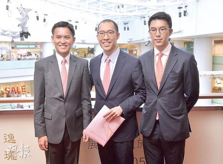 大埔逸瓏灣I為信置今年首個大盤開售,發展商自然高度關注,開售前,太子爺包括黃永光(中)及黃永龍(右)都到場親自督師。(余俊亮攝)操普通話的余小姐稱,由於GRAND AUSTIN位置不錯,且價錢合理,故以2000多萬元購入5座中層一個C單位作自住。(余俊亮攝)去年已購The Austin的黎小姐,今次再以1200多萬元購入GRAND AUSTIN一個兩房戶收租,她稱,項目呎價約2萬元並不貴,預計租金回報可有3、4厘。(余俊亮攝) 大埔逸瓏灣I為信置今年首個大盤開售,發展商自然高度關注,開售前,太子爺包括黃永光(中)及黃永龍(右)都到場親自督師。(余俊亮攝)操普通話的余小姐稱,由於GRAND AUSTIN位置不錯,且價錢合理,故以2000多萬元購入5座中層一個C單位作自住。(余俊亮攝)去年已購The Austin的黎小姐,今次再以1200多萬元購入GRAND AUSTIN一個兩房戶收租,她稱,項目呎價約2萬元並不貴,預計租金回報可有3、4厘。(余俊亮攝)