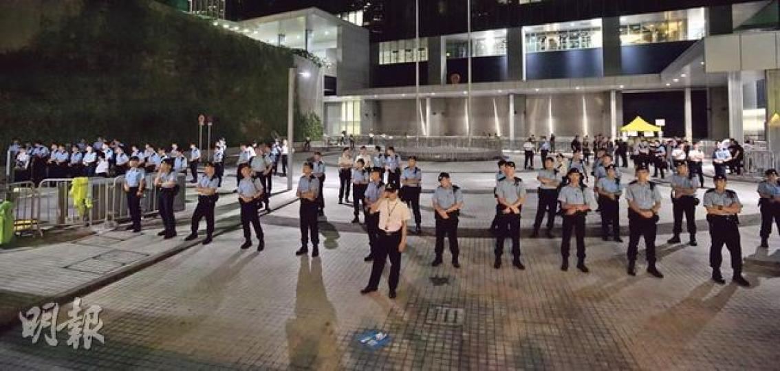 警方「光明頂」行動部署應付佔中,安排逾3000名警力6月30日通宵在中環、金鐘一帶候命,包括機動部隊、衝鋒隊及各區軍裝警員等。圖為上周五(20日)立法會外反新界東北發展集會的警力部署。(鄧宗弘攝)「三軍未動,糧草先行」,警方去年中成立7個工作小組,應付佔中事前的計劃和支援,以應付人手、交通、膳食等安排。圖為上周五(20日)立法會外反新界東北發展集會期間,警員運送飯盒(上圖)及「放飯」(下圖)情况。(鄧宗弘攝) 警方「光明頂」行動部署應付佔中,安排逾3000名警力6月30日通宵在中環、金鐘一帶候命,包括機動部隊、衝鋒隊及各區軍裝警員等。圖為上周五(20日)立法會外反新界東北發展集會的警力部署。(鄧宗弘攝)「三軍未動,糧草先行」,警方去年中成立7個工作小組,應付佔中事前的計劃和支援,以應付人手、交通、膳食等安排。圖為上周五(20日)立法會外反新界東北發展集會期間,警員運送飯盒(上圖)及「放飯」(下圖)情况。(鄧宗弘攝)