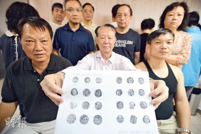 沙田翠湖花園法團主席黎國樑(前排中)、多名法團成員及一批支持維修的業主,控訴自去年底起被不同程度的滋擾和恐嚇。黎手持的一張單張是印有法團成員及支持維修業主面孔的海報,張貼在屋苑附近,連同其他單張,令他們擔心人身安全和受到困擾。(盧翊銘攝) 沙田翠湖花園法團主席黎國樑(前排中)、多名法團成員及一批支持維修的業主,控訴自去年底起被不同程度的滋擾和恐嚇。黎手持的一張單張是印有法團成員及支持維修業主面孔的海報,張貼在屋苑附近,連同其他單張,令他們擔心人身安全和受到困擾。(盧翊銘攝)