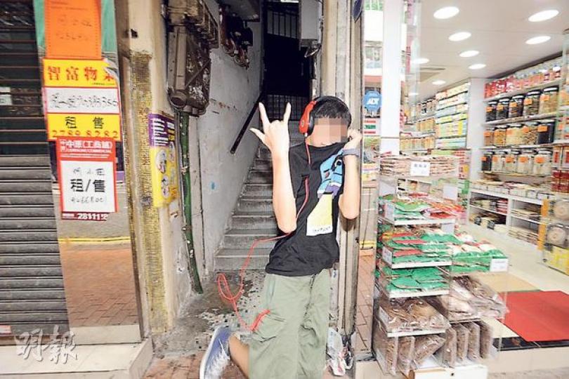前日在政總參加反東北發展集會時,涉嫌藏有攻擊性武器被捕的14歲少年,昨早離開寓所時向記者高舉和平手勢,但拒絕回答記者問題。(衛永康攝) 前日在政總參加反東北發展集會時,涉嫌藏有攻擊性武器被捕的14歲少年,昨早離開寓所時向記者高舉和平手勢,但拒絕回答記者問題。(衛永康攝)