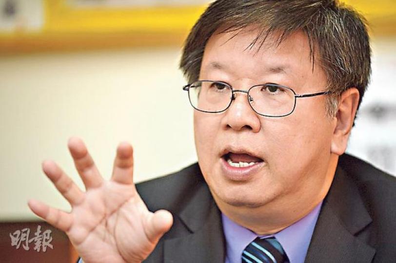 慕光英文書院校長吳道邦被指去年6月帶學生往台灣交流時,與妻子同行並入住豪華總統套房,另本學年學校出現逾700萬元財赤。他承認上述事件,但指酒店房間由旅行社安排,他沒有主動要求房間升級;至於財赤問題則是因教育局尚未發還數百萬元資助和津貼。(葉家豪攝) 慕光英文書院校長吳道邦被指去年6月帶學生往台灣交流時,與妻子同行並入住豪華總統套房,另本學年學校出現逾700萬元財赤。他承認上述事件,但指酒店房間由旅行社安排,他沒有主動要求房間升級;至於財赤問題則是因教育局尚未發還數百萬元資助和津貼。(葉家豪攝)