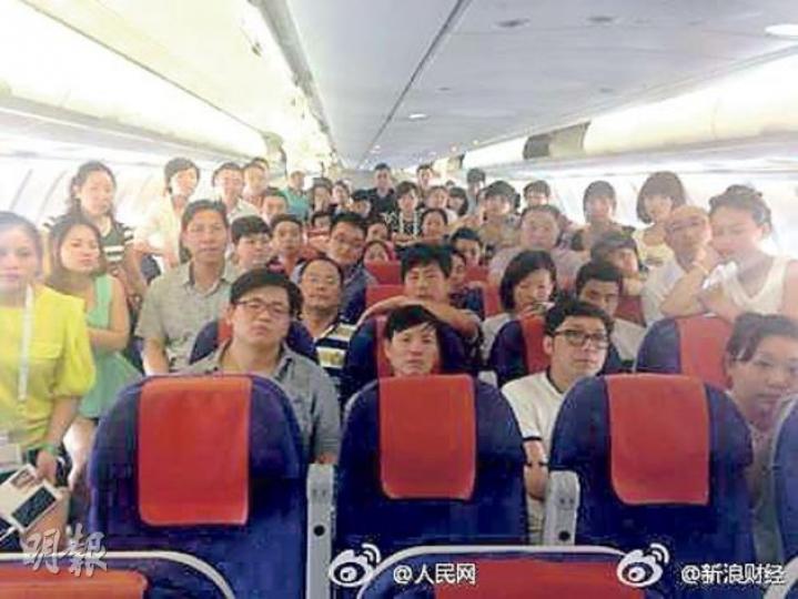 70內地乘客霸佔飛機達20小時,其間不時拍照相片上載微博,投訴航空公司處理不當,聲稱被「斷水斷糧」。(微博圖片)內地乘客不願落機等候,航空公司曾召機場保安及警員到場協助調停。(微博圖片) 70內地乘客霸佔飛機達20小時,其間不時拍照相片上載微博,投訴航空公司處理不當,聲稱被「斷水斷糧」。(微博圖片)內地乘客不願落機等候,航空公司曾召機場保安及警員到場協助調停。(微博圖片)