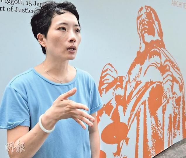 張婉雯(圖)昔日曾在中環舊立法會大樓外參加反高鐵及爭取動物權益集會,如今該大樓正修葺,她站在印有正義女神的圍板前,談着上一代的氣勇,如她在〈致我的父母輩〉中描述投奔怒海偷渡的叔叔、靠一個柑在貨車「屈蛇」3天的姑姑,認為年輕人實無資格批評老一輩沒勇氣。(劉焌陶攝) 張婉雯(圖)昔日曾在中環舊立法會大樓外參加反高鐵及爭取動物權益集會,如今該大樓正修葺,她站在印有正義女神的圍板前,談着上一代的氣勇,如她在〈致我的父母輩〉中描述投奔怒海偷渡的叔叔、靠一個柑在貨車「屈蛇」3天的姑姑,認為年輕人實無資格批評老一輩沒勇氣。(劉焌陶攝)