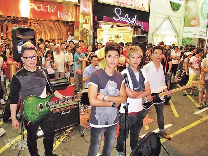 關楚耀與男子組合ToNick在旺角行人專用區拍攝夾Band戲。(攝影/記者:鍾一虹) 關楚耀與男子組合ToNick在旺角行人專用區拍攝夾Band戲。(攝影/記者:鍾一虹)
