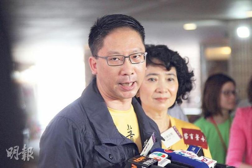 律政司長袁國強(左)昨出席全港青少年繪畫日開幕日時表示,一個負責任的政府絕對應該聽取民意,但一個負責任的政府亦要依法辦事;在政改工作上,「我們不能偏離《基本法》,亦不可以偏離相關的人大常委的決定和解釋」。(林俊源攝) 律政司長袁國強(左)昨出席全港青少年繪畫日開幕日時表示,一個負責任的政府絕對應該聽取民意,但一個負責任的政府亦要依法辦事;在政改工作上,「我們不能偏離《基本法》,亦不可以偏離相關的人大常委的決定和解釋」。(林俊源攝)