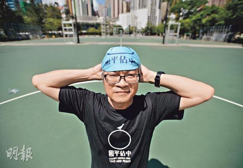 馮德華是六四活動、遊行常客,日前趁學校讓教師放假改卷,參與毅行爭普選。他說,同樣曾任職教師、熱中社會事務的太太不贊成他辭職佔中,只因希望他留校影響更多學生。但他說退休後仍會繼續接觸學生。(盧翊銘攝) 馮德華是六四活動、遊行常客,日前趁學校讓教師放假改卷,參與毅行爭普選。他說,同樣曾任職教師、熱中社會事務的太太不贊成他辭職佔中,只因希望他留校影響更多學生。但他說退休後仍會繼續接觸學生。(盧翊銘攝)
