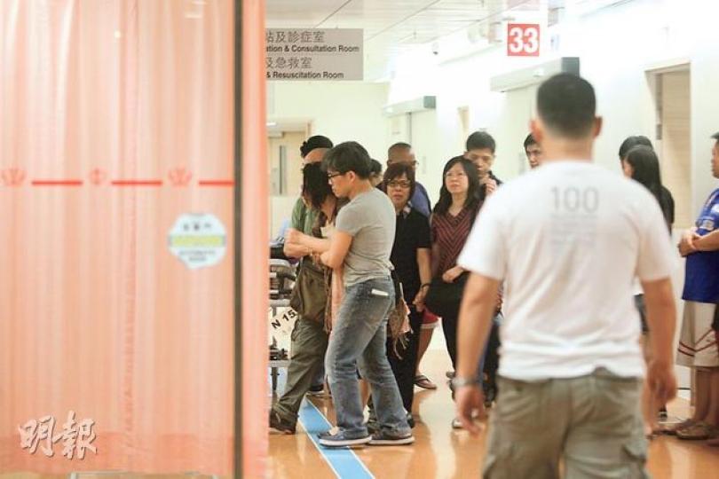 21歲青年墮樓身亡後,多名親友趕到醫院了解,死者母親(左一長髮者)極痛悲痛,需由丈夫(前排灰衣者)攙扶。 (伍浦鋒攝) 21歲青年墮樓身亡後,多名親友趕到醫院了解,死者母親(左一長髮者)極痛悲痛,需由丈夫(前排灰衣者)攙扶。 (伍浦鋒攝)