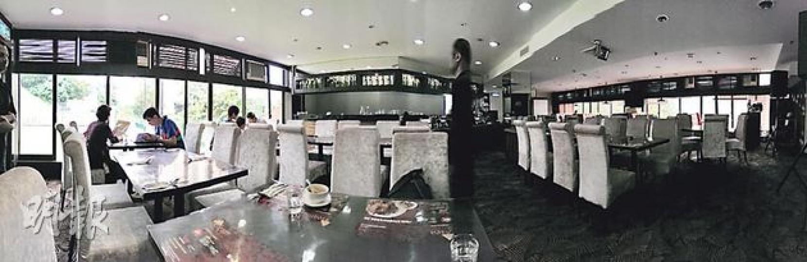 菲律賓會餐廳內環境寬敞,但根據地契,餐廳是不能招呼街客。(明報記者攝)記者以街客身分進入菲律賓會用膳,侍應其後遞上臨時會員申請表着記者填寫。(明報記者攝) 菲律賓會餐廳內環境寬敞,但根據地契,餐廳是不能招呼街客。(明報記者攝)記者以街客身分進入菲律賓會用膳,侍應其後遞上臨時會員申請表着記者填寫。(明報記者攝)