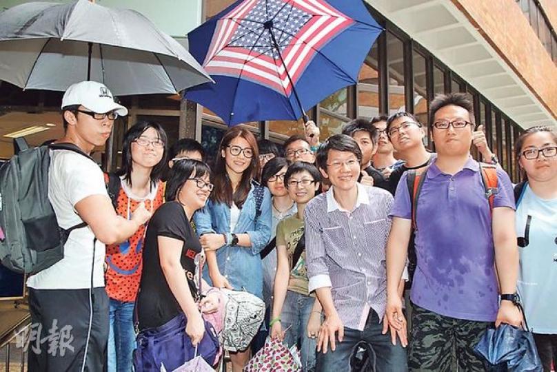 歌手龍小菌(左五藍衣者)同20多個歌迷一齊去到理大票站,龍小菌話希望可以「朋輩影響朋輩」,令更多人走出來投票。(林俊源攝)商台首席智囊陳志雲現身理大票站投票(左圖);歌手黃耀明(右圖左)同何韻詩(右圖右)下晝6點現身港大票站投票。(郭慶輝攝)學民思潮發言人劉貳龍(左起)同周庭、召集人黃之鋒噚日喺港九多個票站巡遊宣傳學界方案,3人中午到港大拉票。其中周庭同之鋒就「未夠秤」投票。(郭慶輝攝) 歌手龍小菌(左五藍衣者)同20多個歌迷一齊去到理大票站,龍小菌話希望可以「朋輩影響朋輩」,令更多人走出來投票。(林俊源攝)商台首席智囊陳志雲現身理大票站投票(左圖);歌手黃耀明(右圖左)同何韻詩(右圖右)下晝6點現身港大票站投票。(郭慶輝攝)學民思潮發言人劉貳龍(左起)同周庭、召集人黃之鋒噚日喺港九多個票站巡遊宣傳學界方案,3人中午到港大拉票。其中周庭同之鋒就「未夠秤」投票。(郭慶輝攝)