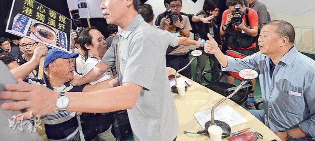 壹傳媒主席黎智英(右一)噚日出席《城市論壇》,一到場就被成班示威者衝埋去指罵,黎智英不怒反笑,豎起拇指回敬。(余俊亮攝) 壹傳媒主席黎智英(右一)噚日出席《城市論壇》,一到場就被成班示威者衝埋去指罵,黎智英不怒反笑,豎起拇指回敬。(余俊亮攝)
