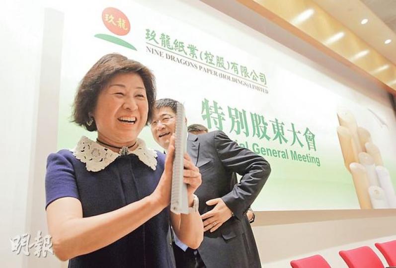 玖龍紙業董事長張茵表示,今年兩個新項目投產,料今年負債比率將與去年117%相若,但仍維持2016減至70%至80%的目標。(李澤彤攝) 玖龍紙業董事長張茵表示,今年兩個新項目投產,料今年負債比率將與去年117%相若,但仍維持2016減至70%至80%的目標。(李澤彤攝)