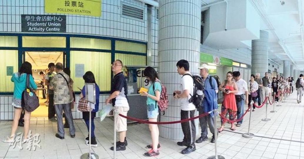 佔中投票將於周日29號結束,而本周每晚6時至10時,位於城大的實體票站都會開放,昨晚有近700人到該站投票,傍晚時一度出現人龍。(盧翊銘攝) 佔中投票將於周日29號結束,而本周每晚6時至10時,位於城大的實體票站都會開放,昨晚有近700人到該站投票,傍晚時一度出現人龍。(盧翊銘攝)