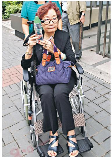疑被威迫而買下3.2萬元美容產品的事主陳宜嫻,昨由丈夫及傭人陪同出庭作供。陳雖已年近80歲但皮膚白皙,雙手雙腳均塗上指甲油,庭上透露她每月最少美容3至4次。(卓成家攝) 疑被威迫而買下3.2萬元美容產品的事主陳宜嫻,昨由丈夫及傭人陪同出庭作供。陳雖已年近80歲但皮膚白皙,雙手雙腳均塗上指甲油,庭上透露她每月最少美容3至4次。(卓成家攝)