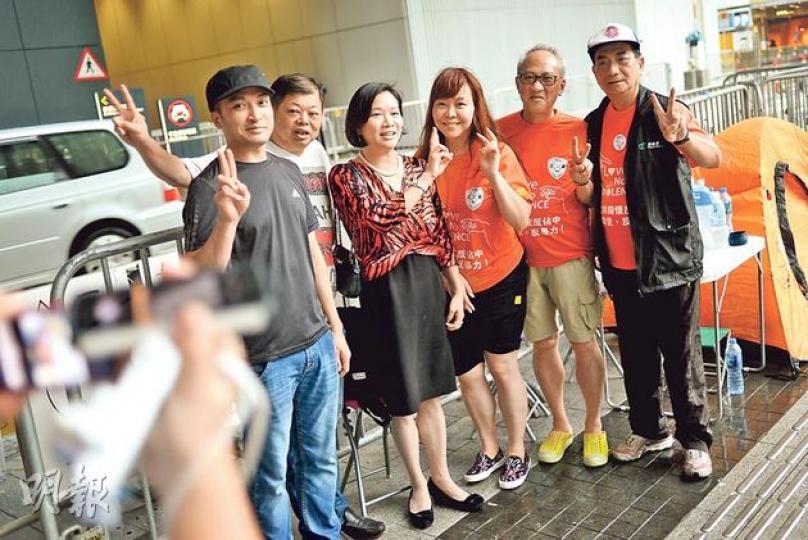 喺政府總部外絕食嘅正義聯盟李偲嫣(右三)話身體狀况良好,但瞓得唔好。立法會議員梁美芬(左三)同李偲嫣嘅戰友都有為佢打氣。(葉家豪攝)噚日午飯時間,一班網民去政總外野餐,「支持」李偲嫣無限期絕食,據聞今日會有網民組團去政總「打邊爐」,「聲援」李偲嫣。右上方為偲嫣紮營位置。(林俊源攝) 喺政府總部外絕食嘅正義聯盟李偲嫣(右三)話身體狀况良好,但瞓得唔好。立法會議員梁美芬(左三)同李偲嫣嘅戰友都有為佢打氣。(葉家豪攝)噚日午飯時間,一班網民去政總外野餐,「支持」李偲嫣無限期絕食,據聞今日會有網民組團去政總「打邊爐」,「聲援」李偲嫣。右上方為偲嫣紮營位置。(林俊源攝)