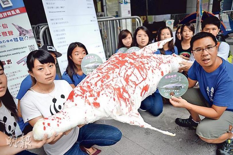 世界自然基金會香港分會、地球之友及香港海豚保育學會逾10名成員,昨於立法會外手持一條沾滿「血漬」的中華白海豚模型,抗議第三跑道工程殺死海豚,海豚保育學會會長洪家耀(右一)批評環評報告建議的生態補償措施亦不足。(葉家豪攝)多名立法會議員擔心機場第三條跑道工程費用超支,運輸及房屋局副局長邱誠武表示,機管局會聘請顧問研究財務安排,年底向政府提交報告。(林俊源攝) 世界自然基金會香港分會、地球之友及香港海豚保育學會逾10名成員,昨於立法會外手持一條沾滿「血漬」的中華白海豚模型,抗議第三跑道工程殺死海豚,海豚保育學會會長洪家耀(右一)批評環評報告建議的生態補償措施亦不足。(葉家豪攝)多名立法會議員擔心機場第三條跑道工程費用超支,運輸及房屋局副局長邱誠武表示,機管局會聘請顧問研究財務安排,年底向政府提交報告。(林俊源攝)