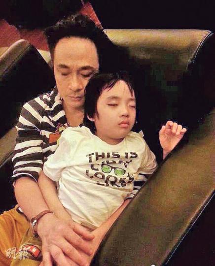 吳鎮宇與兒子Feynman累得睡着了。(微博圖片)吳鎮宇與兒子Feynman(左)及曹格與兒子Joe(右)齊齊在機場玩騎膊馬。(微博圖片) 吳鎮宇與兒子Feynman累得睡着了。(微博圖片)吳鎮宇與兒子Feynman(左)及曹格與兒子Joe(右)齊齊在機場玩騎膊馬。(微博圖片)