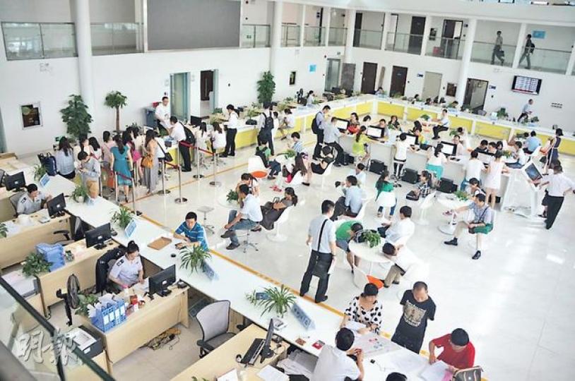深圳前海服務大廳,不少人前來辦理登記註冊事項,現時平均每日有2至3家港企在前海註冊。(林迎攝)深圳前海管理局發言人王錦俠(右二)說,前海設在香港的服務處下月將啟用。(林迎攝) 深圳前海服務大廳,不少人前來辦理登記註冊事項,現時平均每日有2至3家港企在前海註冊。(林迎攝)深圳前海管理局發言人王錦俠(右二)說,前海設在香港的服務處下月將啟用。(林迎攝)