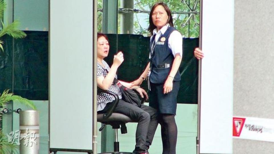 死者家人獲知噩耗趕至現場認屍,其中一名女親友(左)泣不成聲,需由職員安慰。(林智傑攝) 死者家人獲知噩耗趕至現場認屍,其中一名女親友(左)泣不成聲,需由職員安慰。(林智傑攝)