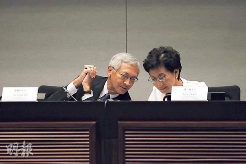 市建局主席蘇慶和(左)指出,市建局雖出現虧損,但目前財政仍算穩健,未有考慮要求政府注資,但長遠需要正視財政壓力。右為市建局行政總裁譚小瑩。(李紹昌攝) 市建局主席蘇慶和(左)指出,市建局雖出現虧損,但目前財政仍算穩健,未有考慮要求政府注資,但長遠需要正視財政壓力。右為市建局行政總裁譚小瑩。(李紹昌攝)