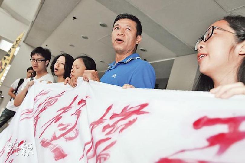 打鼓嶺坪輋保衛家園聯盟成員張貴財(右二)被控違反《立法會(權力及特權)條例》,他昨在庭外表示不會認罪,又稱自己「犯法不犯罪」。(李紹昌攝) 打鼓嶺坪輋保衛家園聯盟成員張貴財(右二)被控違反《立法會(權力及特權)條例》,他昨在庭外表示不會認罪,又稱自己「犯法不犯罪」。(李紹昌攝)