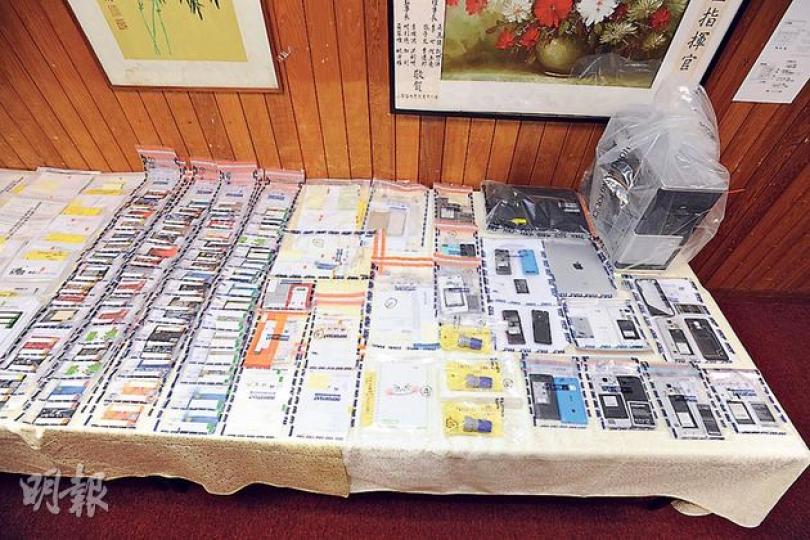 油尖警區搗破詐騙集團以虛假文件向銀行及財務公司貸款,最後擬申請破產逃避還款,行動中檢獲大量假文件。(衛永康攝) 油尖警區搗破詐騙集團以虛假文件向銀行及財務公司貸款,最後擬申請破產逃避還款,行動中檢獲大量假文件。(衛永康攝)