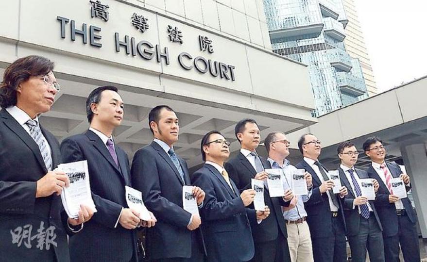 律師黃國桐(左一)、廖成利(左四)、韋智達(左六),以及大律師潘熙(左二)等人,昨聯同郭榮鏗(左五)在高院派發傳單,呼籲法律界人士參加6•27遊行。(劉焌陶攝) 律師黃國桐(左一)、廖成利(左四)、韋智達(左六),以及大律師潘熙(左二)等人,昨聯同郭榮鏗(左五)在高院派發傳單,呼籲法律界人士參加6•27遊行。(劉焌陶攝)