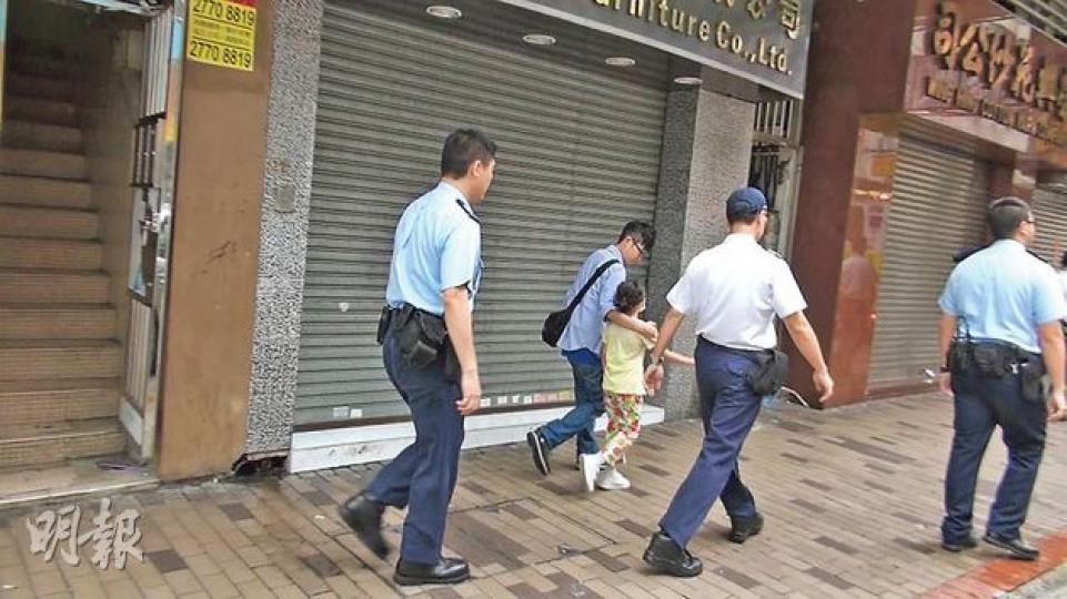 7歲女起牀後不見母親,加上失去心愛筆袋而大發脾氣擲物,弄傷手後送院治理。(林智傑攝) 7歲女起牀後不見母親,加上失去心愛筆袋而大發脾氣擲物,弄傷手後送院治理。(林智傑攝)