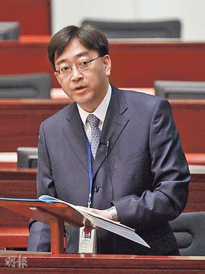 立法會昨就《私營骨灰龕條例草案》首讀及二讀,食衛局長高永文(圖)否認條例太寬鬆,因骨灰龕場需符合城規條例各項規定才可獲發牌,但承認發牌制度無法解決所有問題。(郭慶輝攝) 立法會昨就《私營骨灰龕條例草案》首讀及二讀,食衛局長高永文(圖)否認條例太寬鬆,因骨灰龕場需符合城規條例各項規定才可獲發牌,但承認發牌制度無法解決所有問題。(郭慶輝攝)