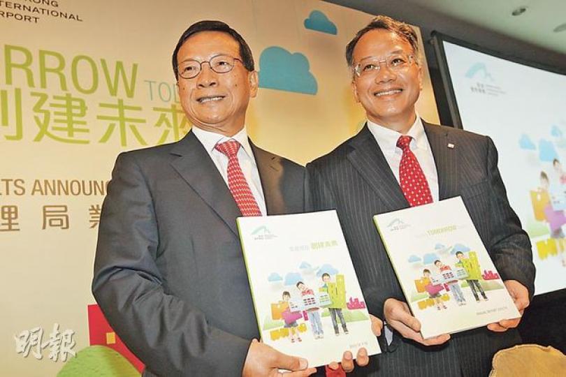 機管局行政總裁許漢忠(左)將於下月10日離任,昨日是他最後一次以行政總裁身分主持業績會,他指出,本港機場已提早3年飽和,重申興建第三條跑道是刻不容緩。右為機管局財務執行總監羅志聰。(李紹昌攝) 機管局行政總裁許漢忠(左)將於下月10日離任,昨日是他最後一次以行政總裁身分主持業績會,他指出,本港機場已提早3年飽和,重申興建第三條跑道是刻不容緩。右為機管局財務執行總監羅志聰。(李紹昌攝)